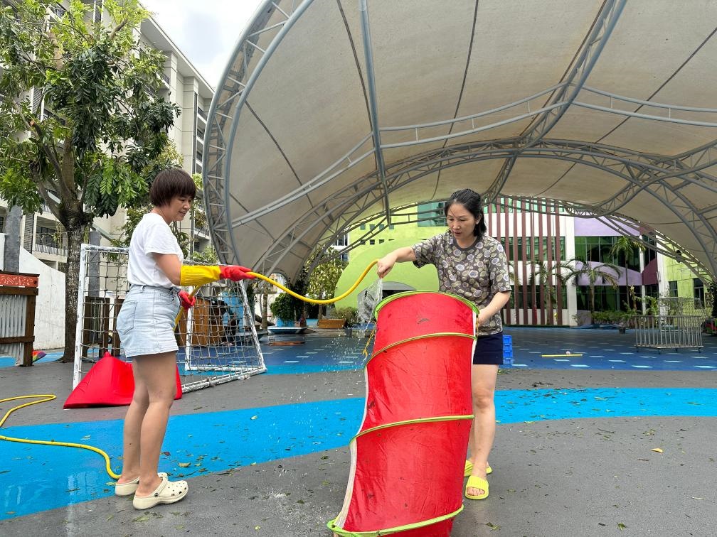 海口市教育幼兒園在臺風(fēng)過后進(jìn)行室外環(huán)境清理。新華社記者 陳凱姿 攝