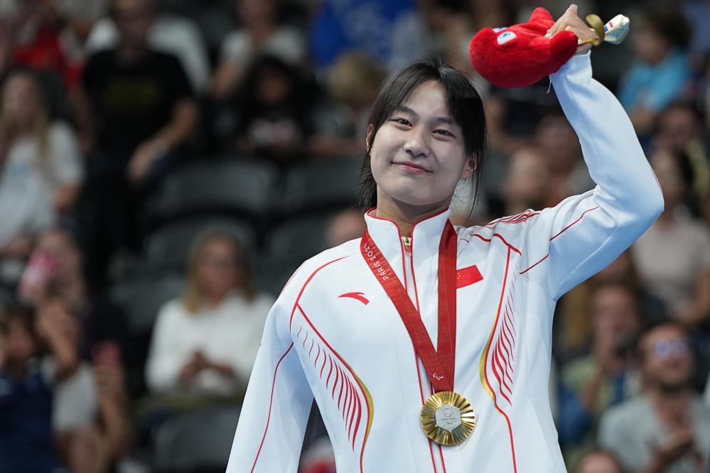 9月4日，蔣裕燕在巴黎殘奧會游泳女子100米自由泳S7級頒獎儀式上。新華社記者 熊琦 攝