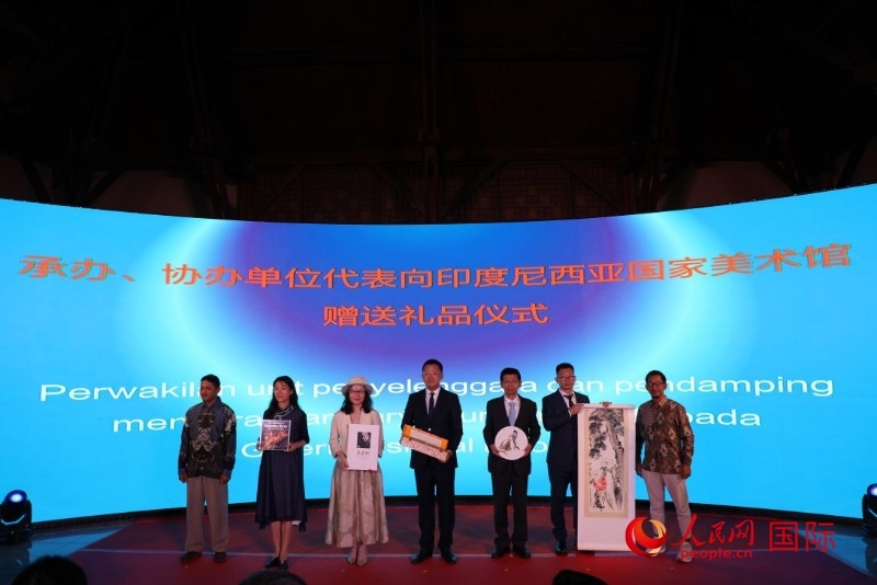 在展覽開(kāi)幕式現(xiàn)場(chǎng)，本次展覽的承辦、協(xié)辦單位代表向印尼國(guó)家美術(shù)館贈(zèng)送禮品。人民網(wǎng)記者 曹師韻攝