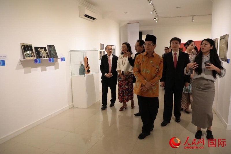 參加開(kāi)幕式的嘉賓參觀展覽。人民網(wǎng)記者曹師韻攝