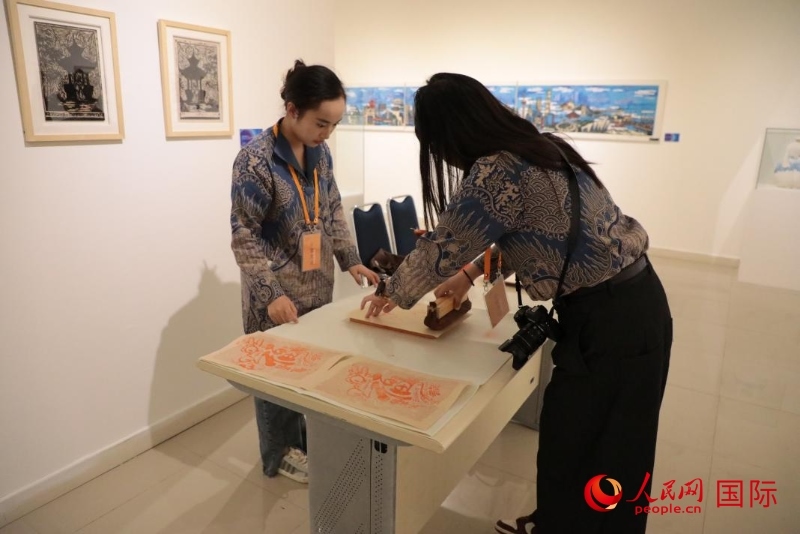 展覽現(xiàn)場(chǎng)的拓印技藝體驗(yàn)工坊。人民網(wǎng)記者曹師韻攝