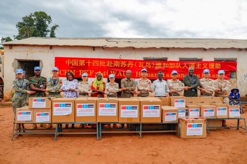 維和官兵與學(xué)校代表進行物資交接。王皓宇攝