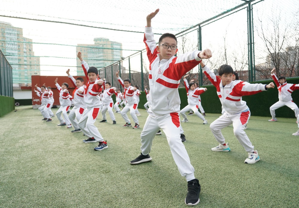 2024年2月21日，在人大附中實(shí)驗(yàn)小學(xué)，學(xué)生們?cè)隗w育課中進(jìn)行武術(shù)練習(xí)。新華社記者 任超 攝