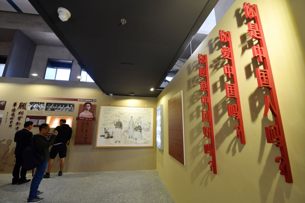 在南開(kāi)大學(xué)海冰樓內(nèi)，墻上掛著“愛(ài)國(guó)三問(wèn)”（2019年10月14日攝）。新華社記者 李然 攝