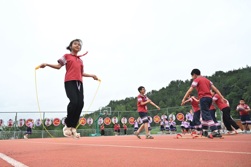在廣西桂林市龍勝各族自治縣龍勝鎮(zhèn)第二小學(xué)，學(xué)生在大課間跳繩（2024年6月26日攝）。新華社記者 姜克紅 攝