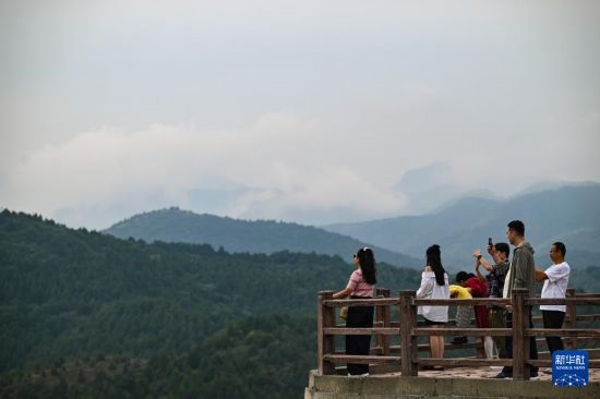 9月7日，市民游客在天津市薊州區(qū)漁陽(yáng)鎮(zhèn)西井峪村欣賞云海。