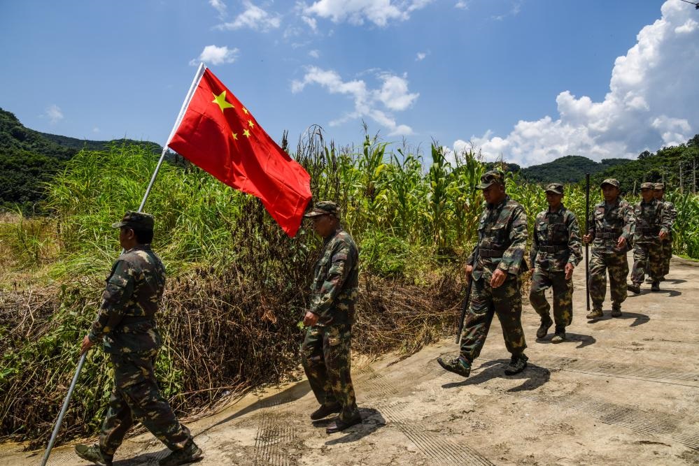 8月16日，老支書尼紅（左二）和班老鄉(xiāng)班搞村巡邊隊一起出發(fā)去巡邊。新華社記者吉哲鵬 攝