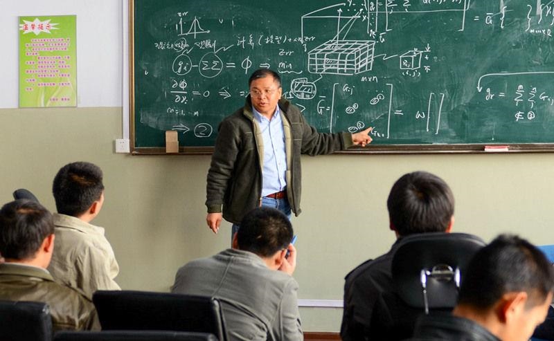 2011年4月，著名地球物理學(xué)家黃大年為學(xué)生們授課。