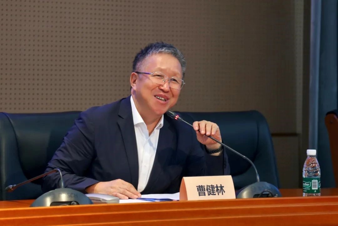 科技部原副部長、十三屆全國政協(xié)教科衛(wèi)體委員會副主任、現(xiàn)任季華實驗室理事長、主任曹健林致辭。主辦方供圖