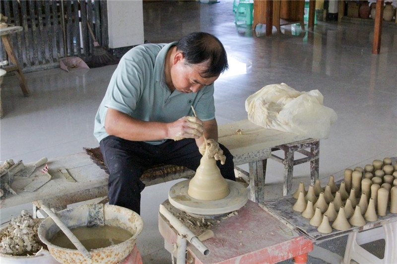 陶器是人類社會由舊石器時代發(fā)展到新石器時代的標志之一，也是人類由野蠻走向文明的標志，承載著人類成長進步的記憶。陶藝一條街上，母氏陶藝館內(nèi)，空氣中彌漫著陶土的芬芳。非遺傳承人母先才展示制陶技術(shù)，他神情專注、心無旁騖地打磨手中的陶坯，手中的泥土在旋轉(zhuǎn)的陶輪上漸漸成型。與土陶相伴近40年的母先才堅守初心，傳承土陶技藝是他作為貴州省級非遺花茂土陶傳承人的“執(zhí)念”與責(zé)任。（俄羅斯《俄羅斯報》視覺內(nèi)容部副主編阿爾圖爾·杰魯諾夫攝）