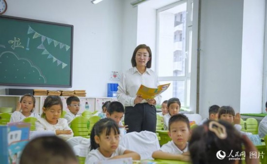 9月9日，黑龍江省哈爾濱市花園小學(xué)，語文老師正在給二年級小學(xué)生們上課。人民網(wǎng)記者 張哲鑫攝