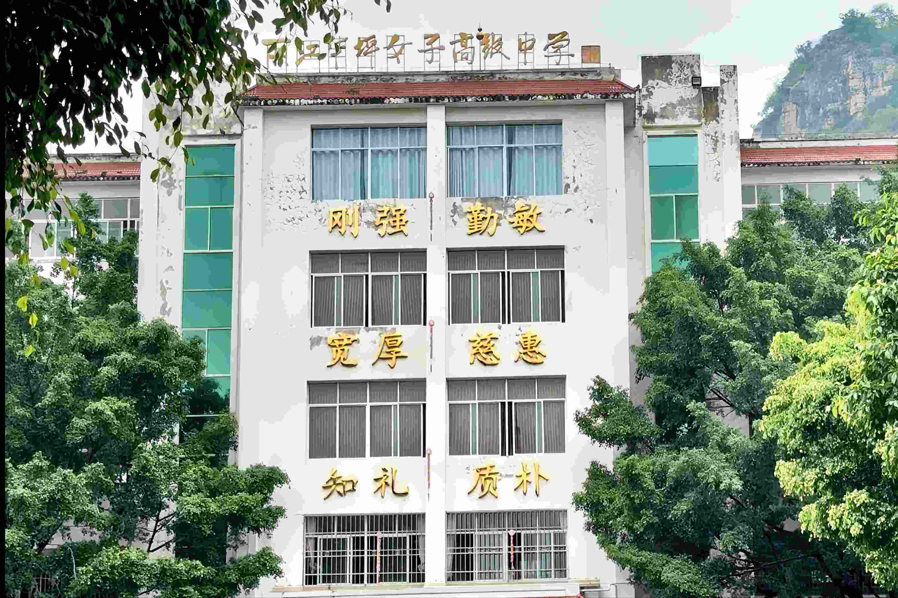 華坪女高教學樓。人民網(wǎng)記者 劉微攝