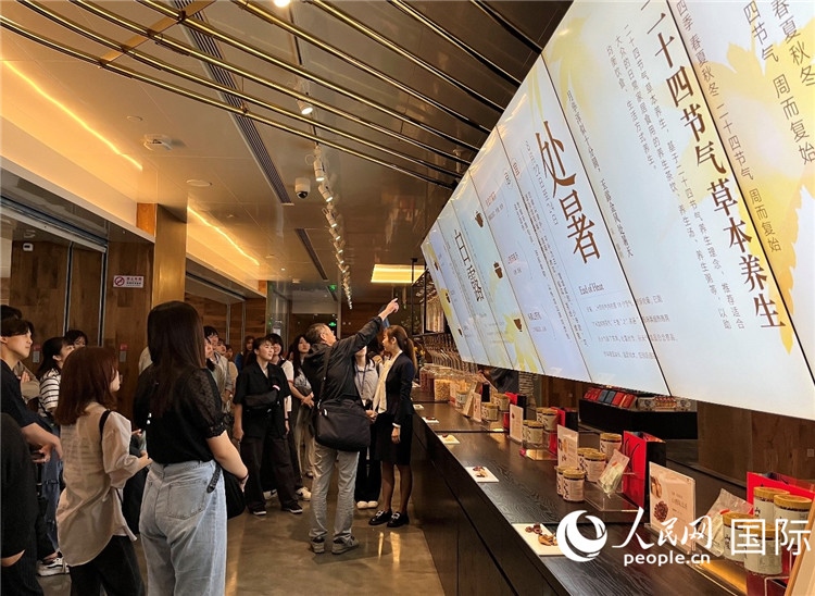 2. 日中友好協(xié)會青年代表團一行學(xué)習(xí)24節(jié)氣養(yǎng)生知識。（人民網(wǎng)記者陳思 攝）