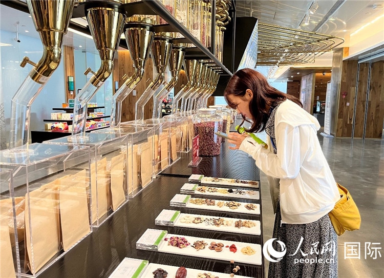 4. 代表團團員對新中式茶飲的食材充滿興趣。（人民網(wǎng)記者陳思 攝）