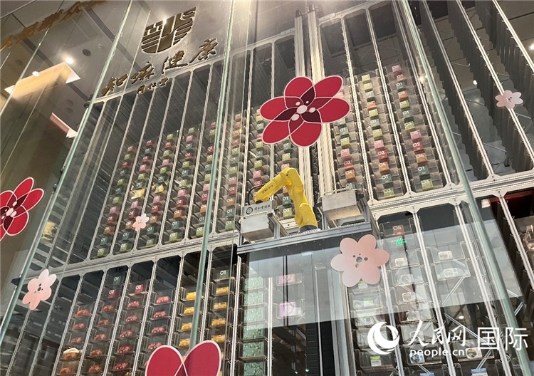 6. 機械臂正在取貨。（人民網(wǎng)記者陳思 攝）