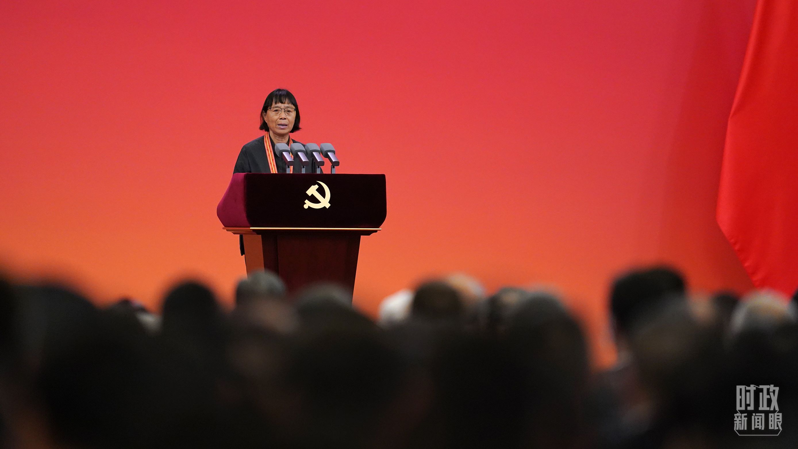  △2021年6月，幫助數(shù)千名貧困山區(qū)女孩圓夢大學的人民教師張桂梅，代表“七一勛章”獲得者發(fā)言。（總臺國廣記者李晉拍攝）