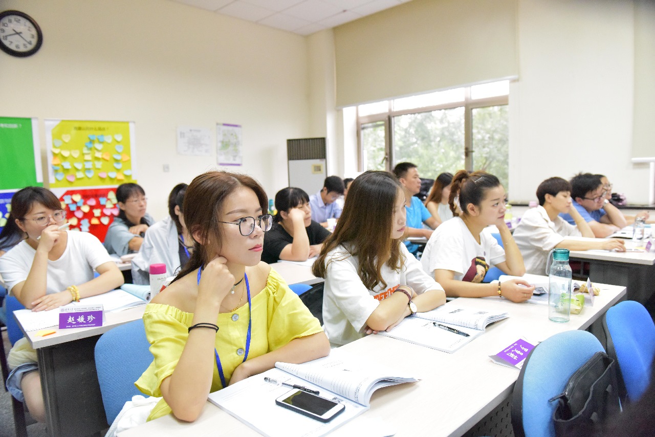 2018年8月，浦江縣實(shí)驗(yàn)小學(xué)教育集團(tuán)、浦陽(yáng)二小教育集團(tuán)組織骨干教師到清華大學(xué)研學(xué)（資料圖片）