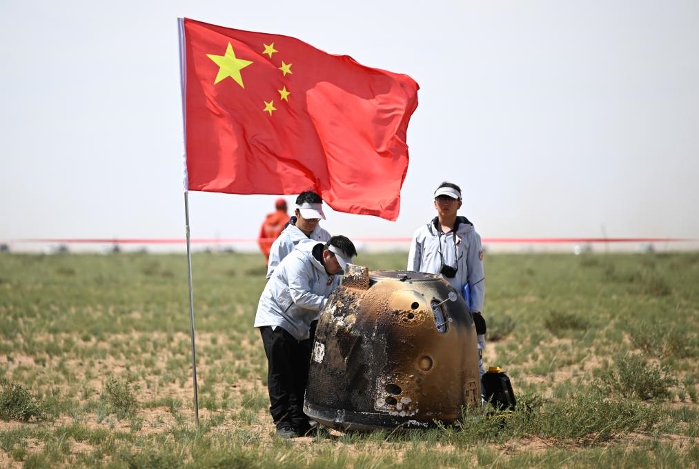 6月25日14時7分，嫦娥六號返回器攜帶來自月背的月球樣品安全著陸在內蒙古四子王旗預定區(qū)域，探月工程嫦娥六號任務取得圓滿成功。新華社記者 貝赫 攝