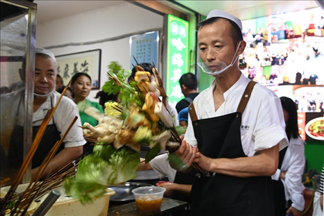店員準(zhǔn)備制作天水麻辣燙。新華社記者 范培珅 攝