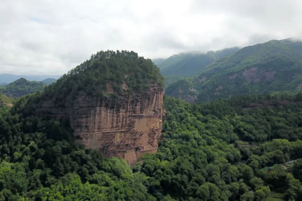 麥積山石窟全景。新華社記者 范培珅 攝