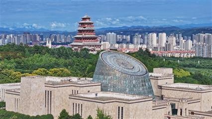 △寶雞青銅器博物院建筑外形運用高臺門闕、青銅厚土的建筑語言，氣勢恢宏，厚重威嚴。（總臺央視記者范凱拍攝）