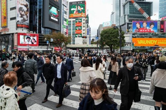 2023年11月15日，人們走過日本東京澀谷車站前的十字路口。新華社記者張笑宇攝