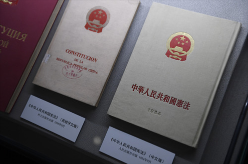 這是“五四憲法”歷史資料陳列館北山街館區(qū)展出的“五四憲法”中文版和西班牙文版。（2018年2月24日攝）新華社記者黃宗治攝