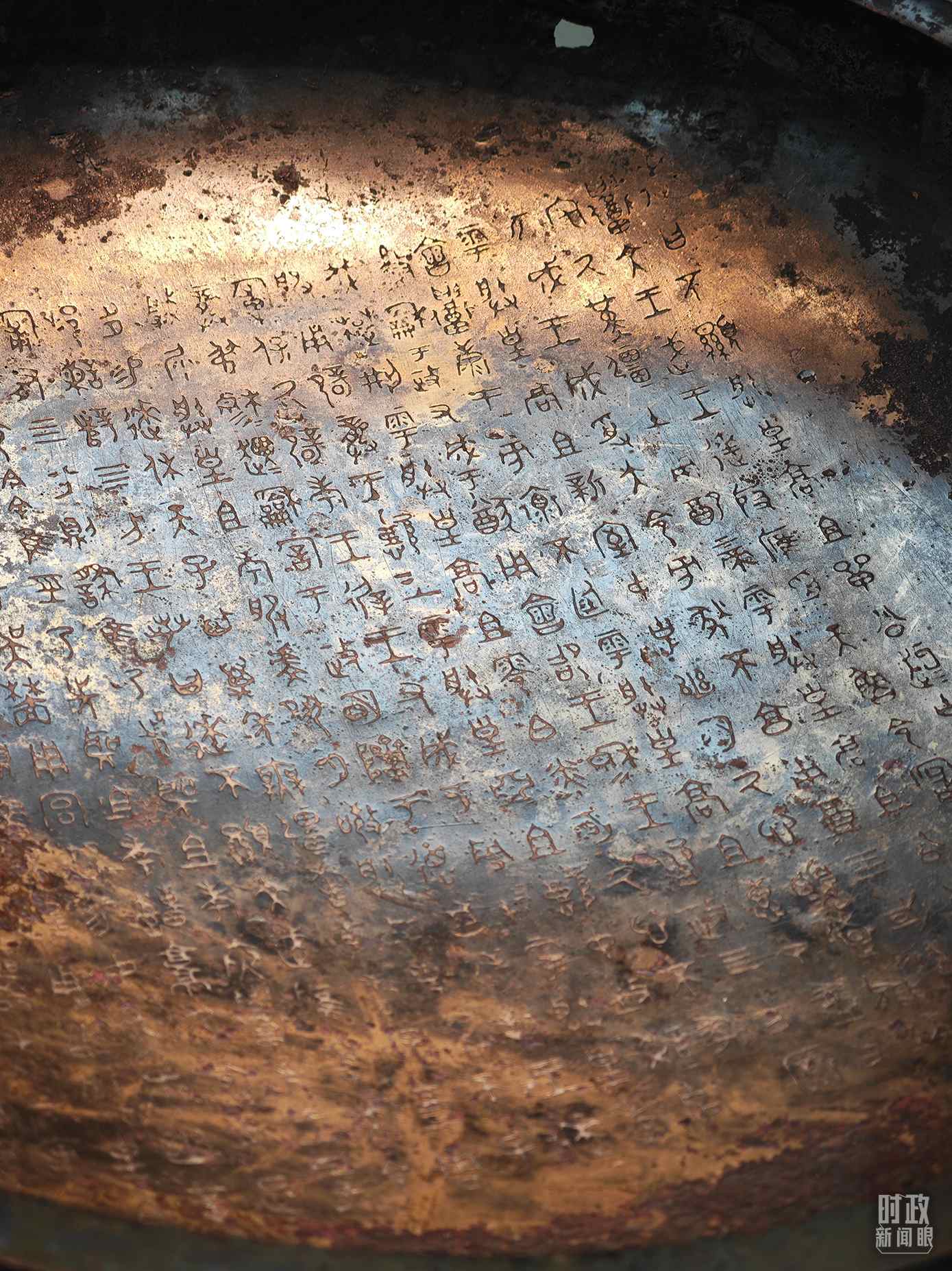 △ 寶雞青銅器博物院內(nèi)展陳——逨盤(pán)。（總臺(tái)央視記者丁欣、彭漢明拍攝）