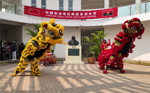 開(kāi)場(chǎng)舞獅表演。內(nèi)圖大學(xué)孔子學(xué)院供圖