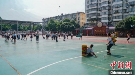 翠竹小學(xué)的學(xué)生在進(jìn)行拋繡球運(yùn)動。歐惠蘭 攝