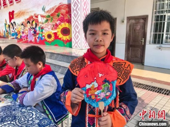翠竹小學(xué)學(xué)生展示自己繪制的團(tuán)扇作品。蔣豐慧 攝