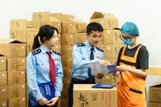 國家稅務(wù)總局平樂縣稅務(wù)局青年服務(wù)隊深入本土月餅生產(chǎn)銷售企業(yè)，精準(zhǔn)推送適用稅惠政策，為香甜的月餅增添“稅滋味”。任斯林?jǐn)z