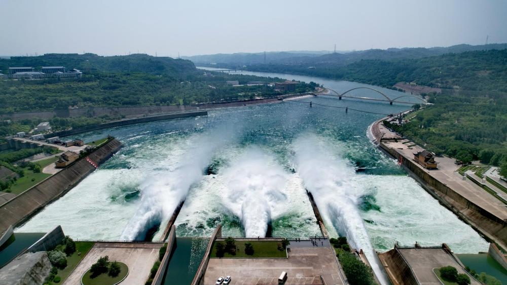 2023年6月21日，調(diào)水調(diào)沙清水下泄階段的小浪底水庫(kù)下泄基本為清水（無(wú)人機(jī)照片）。黃河調(diào)水調(diào)沙已實(shí)施22年，通過(guò)調(diào)水調(diào)沙，黃河下游河道主河槽得到全線沖刷，河床有明顯下降，行洪和過(guò)沙能力普遍提高。