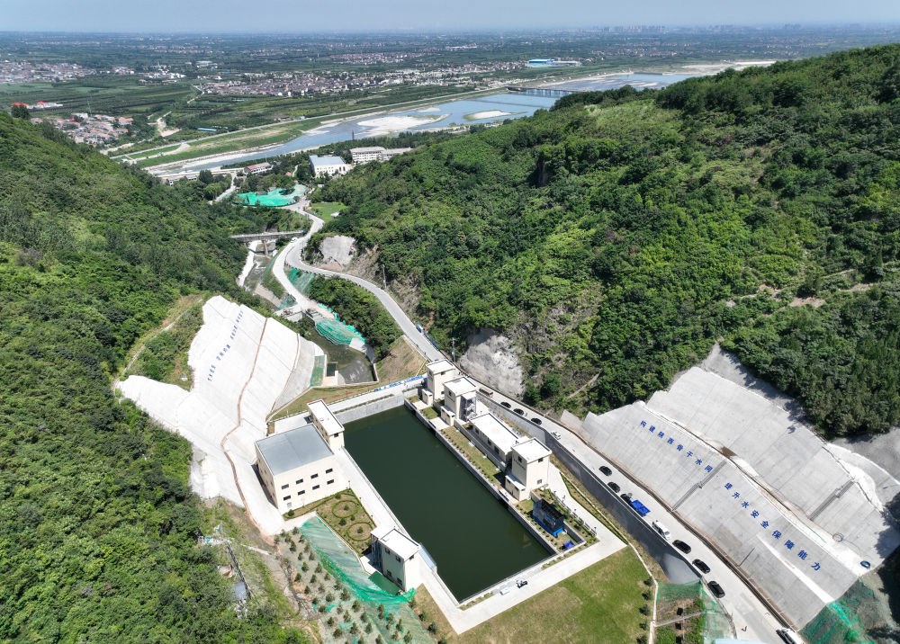 2023年7月16日，國(guó)家重大水利工程引漢濟(jì)渭工程成功實(shí)現(xiàn)先期通水，這是在陜西西安拍攝的黃池溝配水樞紐（無(wú)人機(jī)照片）。引漢濟(jì)渭工程全部建成投用后，可增加渭河入黃河水量年均6億至7億立方米。