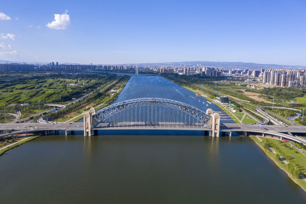 2024年6月7日在山西拍攝的汾河太原段晉陽(yáng)橋（無(wú)人機(jī)照片）。汾河是黃河第二大支流。近年來(lái)，當(dāng)?shù)赝ㄟ^(guò)源頭截污、雨污分流、生物治藻等措施推進(jìn)“一泓清水入黃河”工程。今年1月至6月，太原市境內(nèi)6個(gè)地表水國(guó)考斷面優(yōu)良水體比例達(dá)到100%。