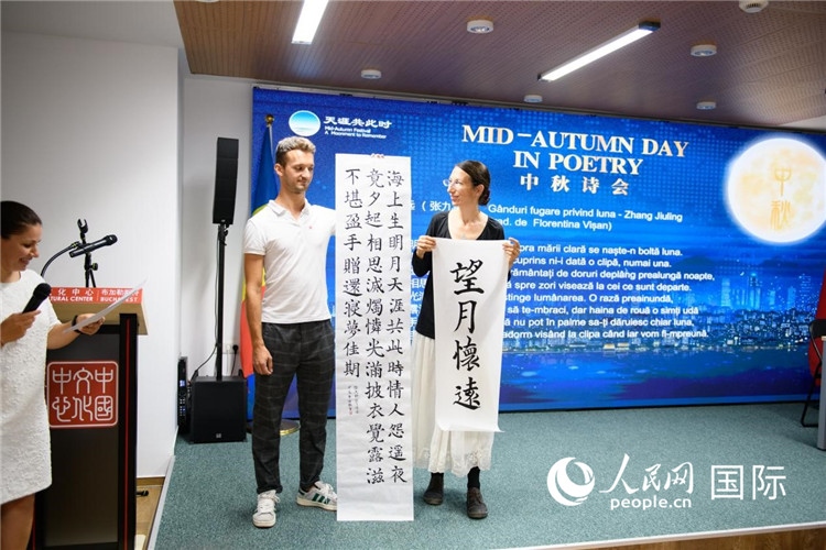 現(xiàn)場的羅馬尼亞書法愛好者書寫并展示作品。傅永山攝