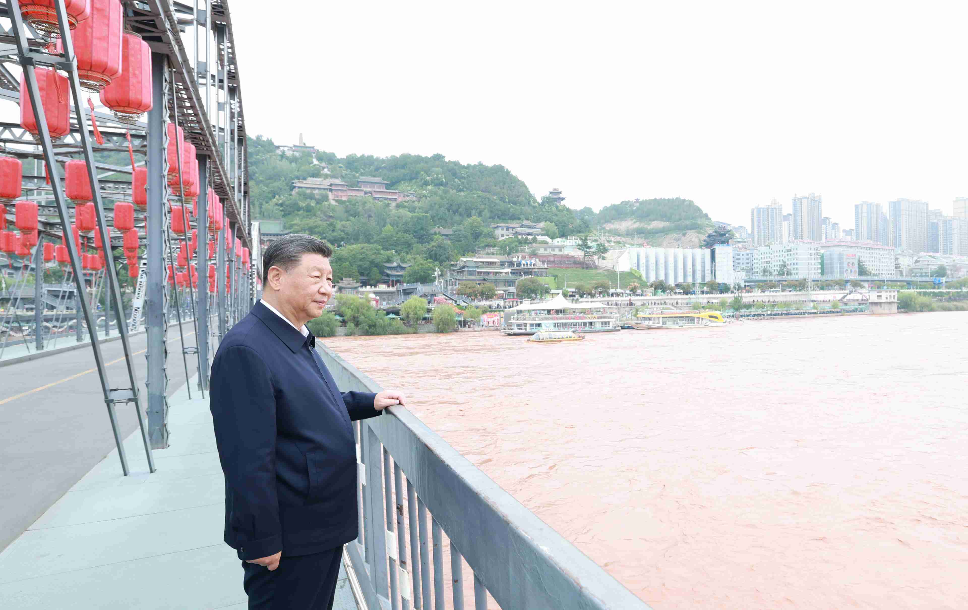 △9月11日，習(xí)近平總書記在甘肅蘭州中山橋上遠(yuǎn)眺黃河。