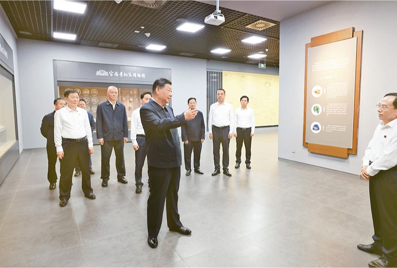 2024年9月10日，中共中央總書(shū)記、國(guó)家主席、中央軍委主席習(xí)近平在前往甘肅考察途中，來(lái)到陜西省寶雞市參觀寶雞青銅器博物院。 新華社記者 王曄/攝