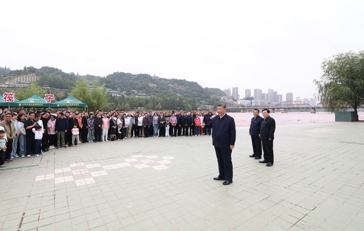 9月10日至13日，中共中央總書(shū)記、國(guó)家主席、中央軍委主席習(xí)近平在甘肅考察。這是11日下午，習(xí)近平在黃河蘭州中山橋段考察時(shí)，同在場(chǎng)的干部群眾親切交流。新華社記者 王曄 攝