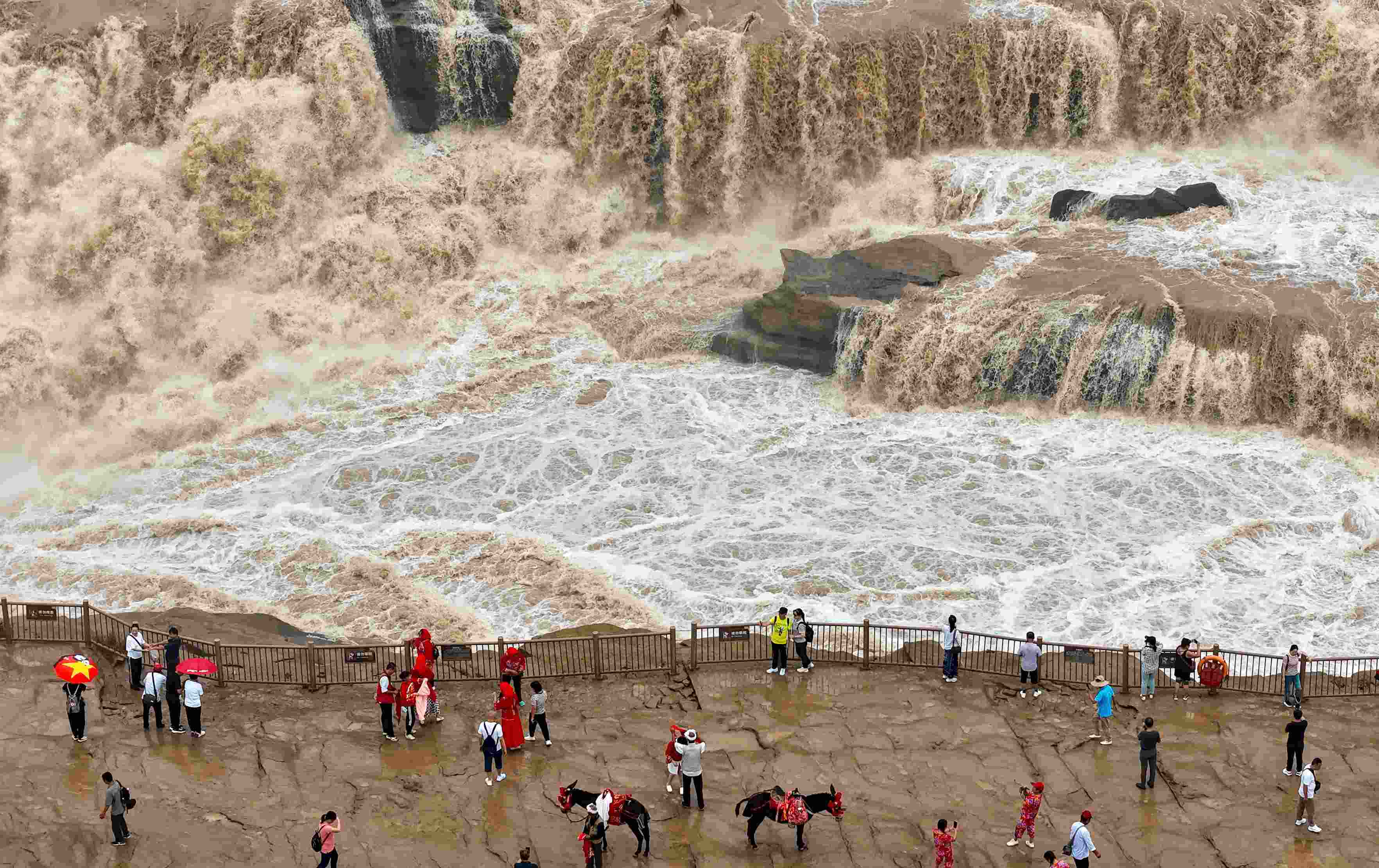 △9月9日，游客在黃河壺口瀑布景區(qū)游覽。