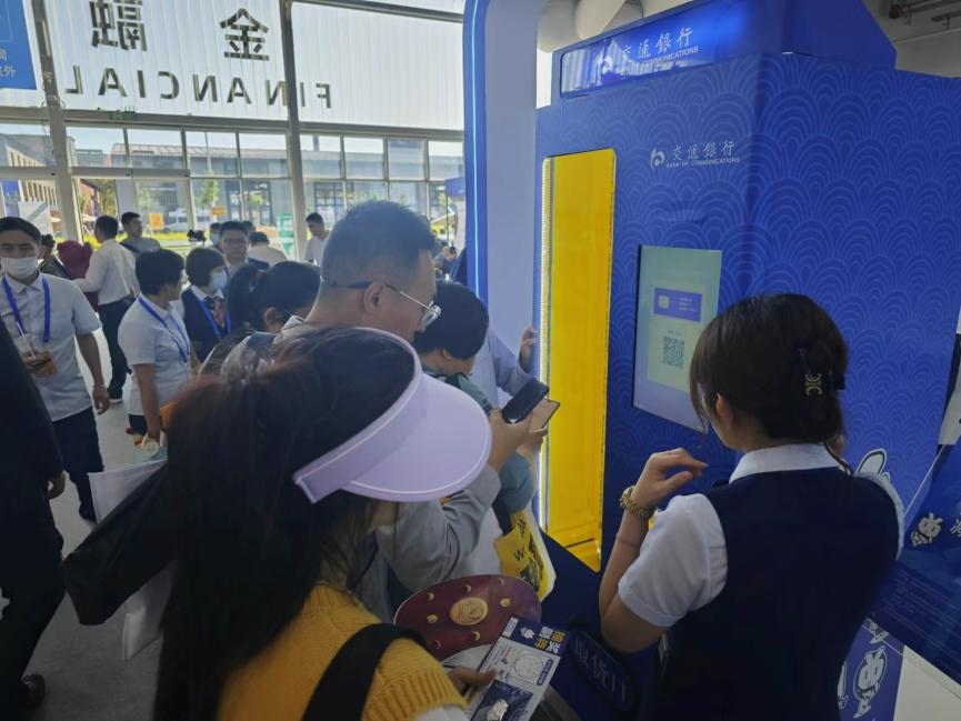 觀眾在金融服務(wù)展區(qū)體驗數(shù)字人民幣購物。人民網(wǎng)記者 黃盛攝