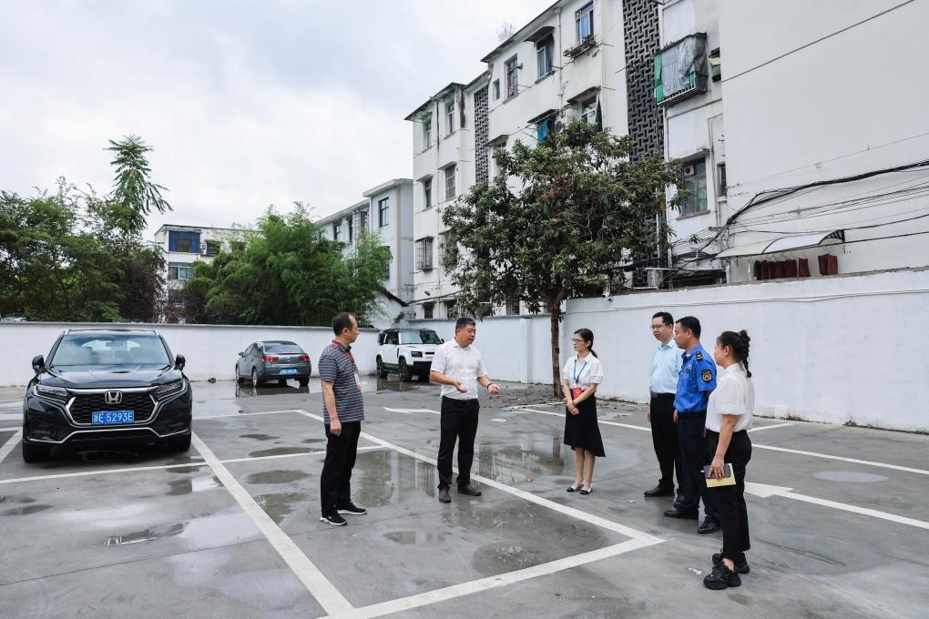 2024年9月11日，在浙江省湖州市，湖州吳興區(qū)人大代表、人大飛英街道工委代表及塔下街社區(qū)代表前往已改建的一處停車場進行實地調(diào)研，監(jiān)督該改建項目的完成情況。新華社記者 徐昱 攝