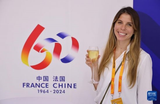 9月12日，工作人員在服貿(mào)會法國國家館展示香檳酒。新華社記者 戚曉毅 攝