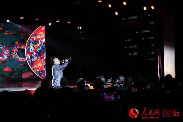 演出現(xiàn)場，演員帶來嗩吶獨(dú)奏《看秧歌》。人民網(wǎng)記者 楊一攝