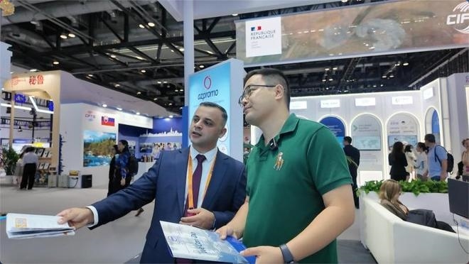 伊和·阿塔里扎德介紹阿塞拜疆產(chǎn)業(yè)園。人民網(wǎng)記者 楊倩攝