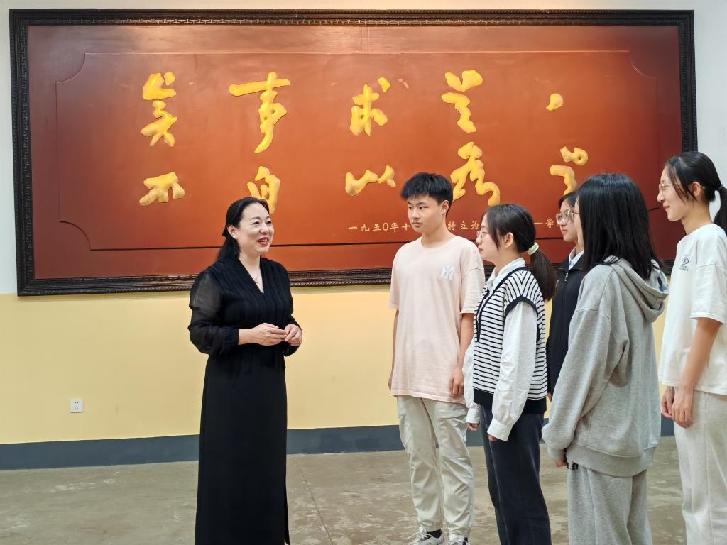 湖南第一師范學(xué)院思政課教師正在為學(xué)生講述紅色校史。（受訪者供圖）