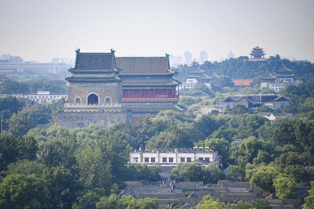 遠(yuǎn)眺北京中軸線上的鐘鼓樓與景山（2024年7月20日攝）。新華社記者 陳鐘昊 攝