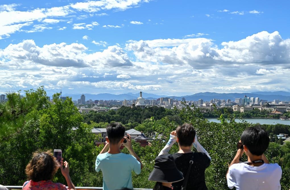 2024年8月12日北京天氣晴好，游客從景山上拍攝遠(yuǎn)處的北海公園。新華社記者李鑫 攝