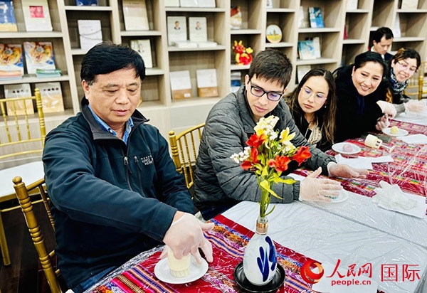 前來參加活動(dòng)的利馬居民共同制作冰皮月餅。人民網(wǎng)記者 宋亦然攝