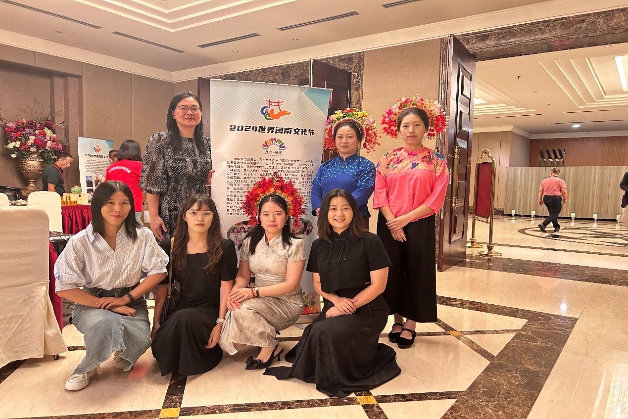 阿拉扎大學(xué)孔子學(xué)院老師和簪花圍傳承人合影。阿拉扎大學(xué)孔子學(xué)院供圖